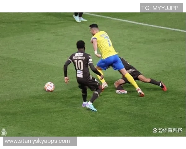 C罗进球因队友脚尖越位被判无效愤怒向裁判讨说法