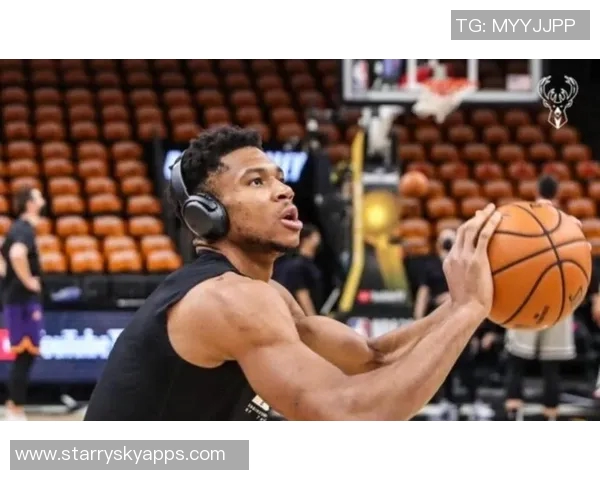 字母哥身穿43号球衣训练双臂肌肉线条惊艳全场引发热议